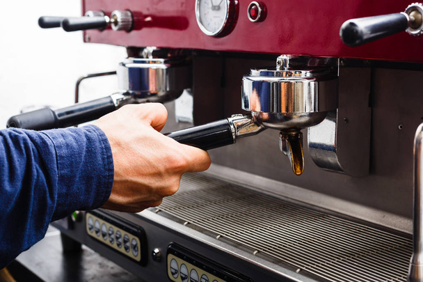 Closeup barmani ruky pivovarnictví espresso v profesionálním kávovaru - Fotografie, Obrázek