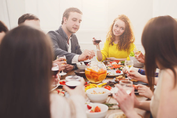 Boldog emberek ital a bor, az ünnepi asztal vacsora csoport - Fotó, kép