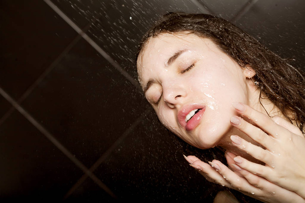girl taking a shower - Zdjęcie, obraz