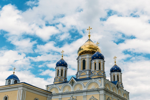 Orthodoxe kruisen op gouden en blauwe koepels - Foto, afbeelding