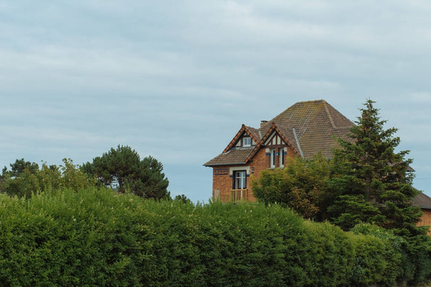 カントリーハウスは、曇りの日にフランス、ノルマンディーの海の景色を。美しい田園風景、ライフ スタイル、典型的なフランスの建築と風景. - 写真・画像