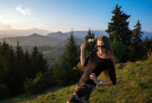 schöne Mädchen, Modell in den Bergen in der Abendsonne mit einem - Foto, Bild