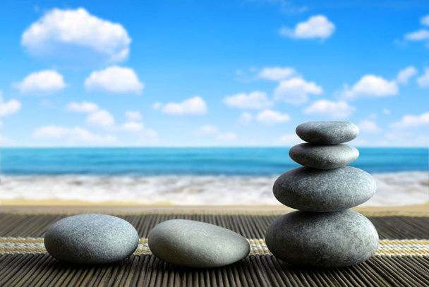 Stapel Zen pebble stenen op het strand.  - Foto, afbeelding