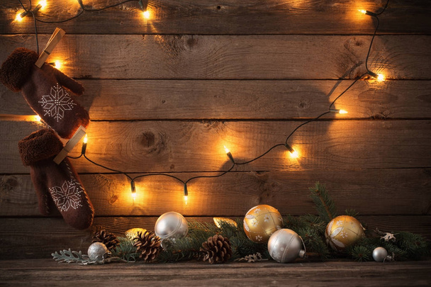 Kerstversiering op donkere oude houten achtergrond - Foto, afbeelding