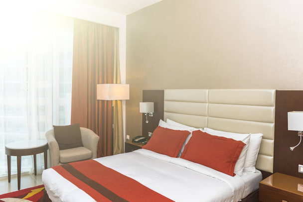 Camera d'albergo con un letto fresco preparato
 - Foto, immagini