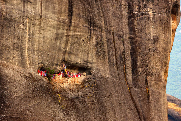 Grotta per pellegrini sui monti Meteora
 - Foto, immagini