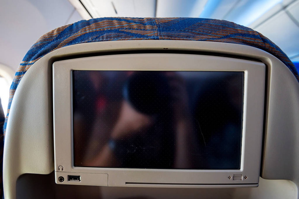 Крупним планом порожній РК-екран на літаку
 - Фото, зображення