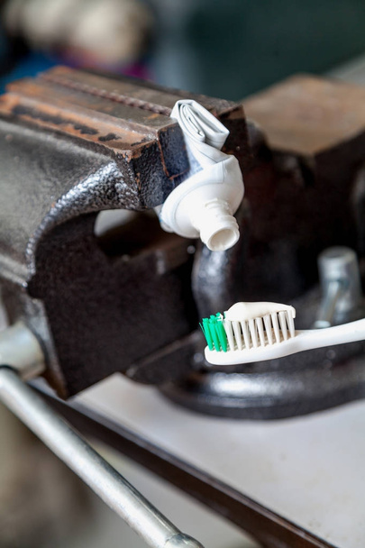 Pasta de dentes espremida do tubo para a escova espremida vise
 - Foto, Imagem