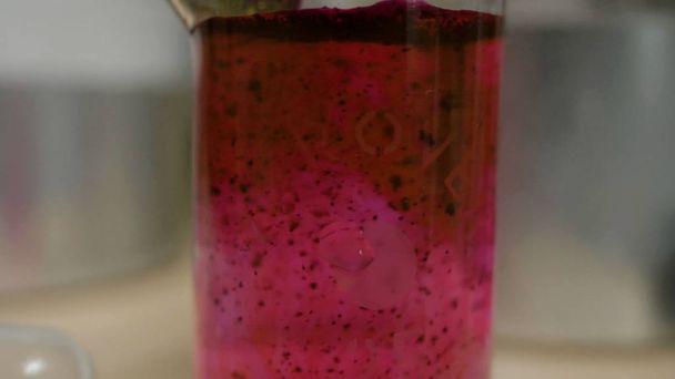 Värillinen kaunis kemiallinen reaktio pullossa. Pinkki tai punainen neste liukenee pulloon. Pullossa on vaaleanpunaista ainetta. Pulloon liuotettu vaaleanpunainen tai punainen neste
 - Valokuva, kuva