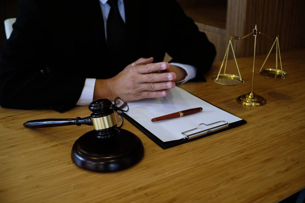 Juridisch adviseur presenteert aan de client een ondertekend contract met gaf - Foto, afbeelding