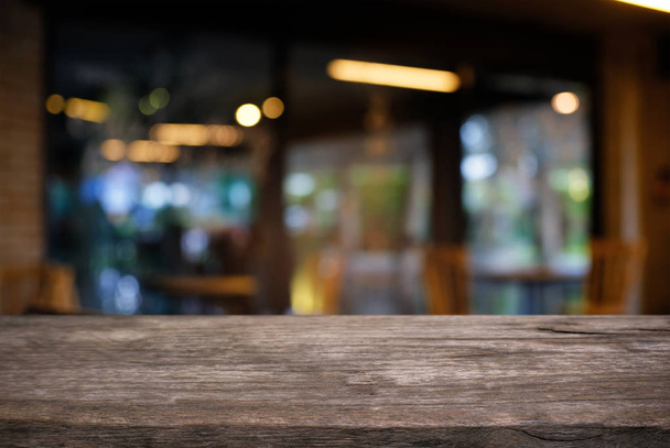 Порожній темний дерев'яний стіл перед абстрактним розмитим боке backg
 - Фото, зображення