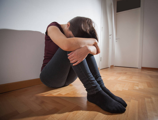 depresif genç kadın - Fotoğraf, Görsel