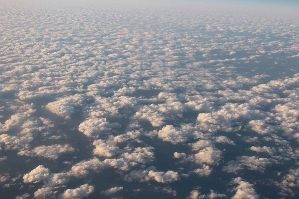  飛行機の窓から見た雲と空 - 写真・画像