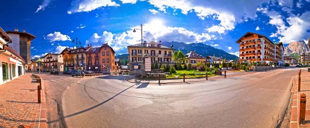 Cortina D 'Ampezzo rua e Alpes picos vista panorâmica
 - Foto, Imagem