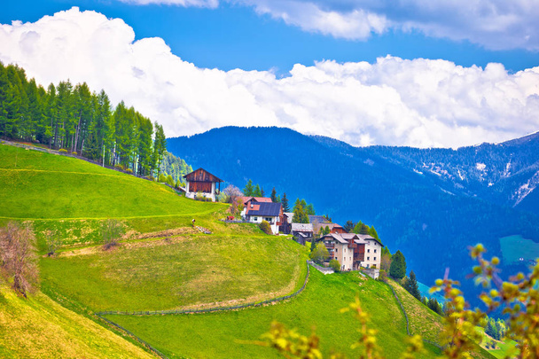 Vilage alpin idyllique sur la pente
 - Photo, image