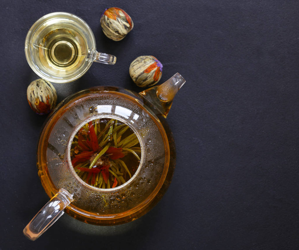 πράσινο τσάι λουλούδι (ουράνια κρίνος) σε μια τσαγιέρα γυαλί - Φωτογραφία, εικόνα