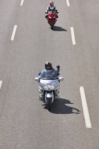 Motorradfahrer auf der Straße. Reise und Spaß Hintergrund.  - Foto, Bild