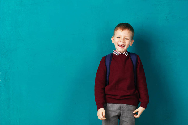 Wesoły uśmiechający się mały chłopiec z big plecak skoki i konieczności - Zdjęcie, obraz