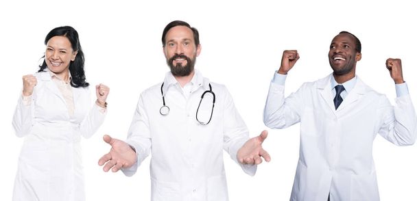 Multikulti-Ärzte im weißen Kittel - Foto, Bild