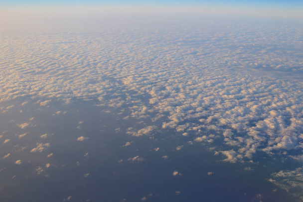  Chmury i niebo, oglądane z okna samolotu - Zdjęcie, obraz