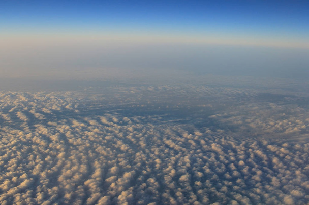  Wolken und Himmel, vom Flugzeugfenster aus gesehen - Foto, Bild