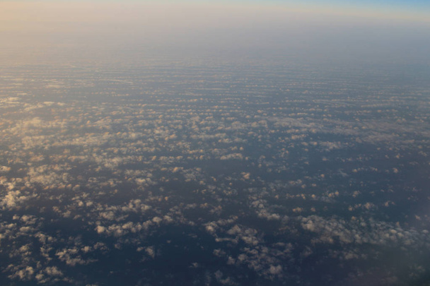  Νεφών και του ουρανού, είδαν από ένα παράθυρο του αεροπλάνου - Φωτογραφία, εικόνα