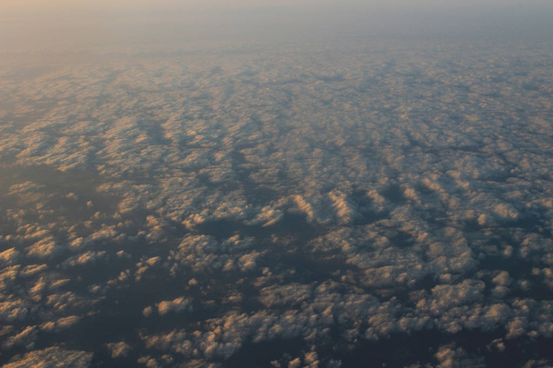  Νεφών και του ουρανού, είδαν από ένα παράθυρο του αεροπλάνου - Φωτογραφία, εικόνα