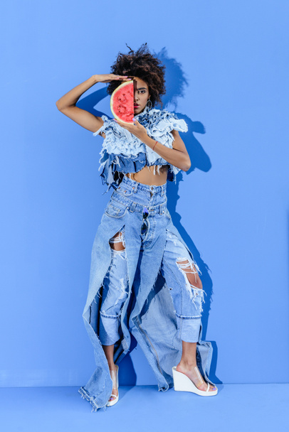 model posing with watermelon slice - Foto, Bild