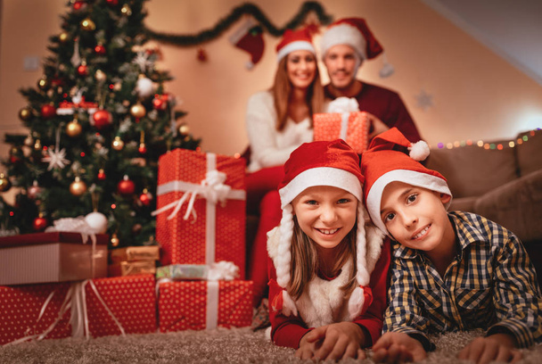 glückliche Familie im Weihnachtsurlaub - Foto, Bild