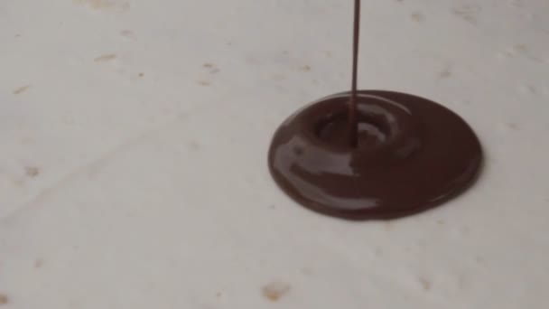 chocolate is poured onto a cake - Πλάνα, βίντεο