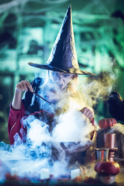 Giovane strega sta cucinando con magia
 - Foto, immagini