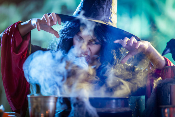 junge Hexe kocht mit Magie - Foto, Bild