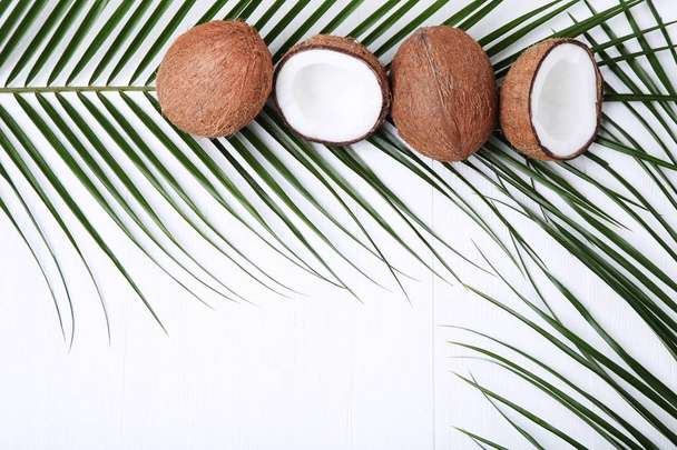 Coconuts with green leaf  - Foto, Bild