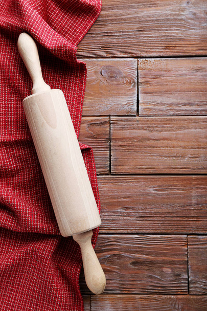 Red napkin and rolling pin  - Foto, Bild