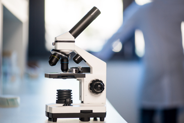 Microscopio in laboratorio - Foto, immagini