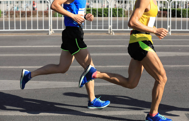 Maraton juoksijat kaupungin tiellä - Valokuva, kuva