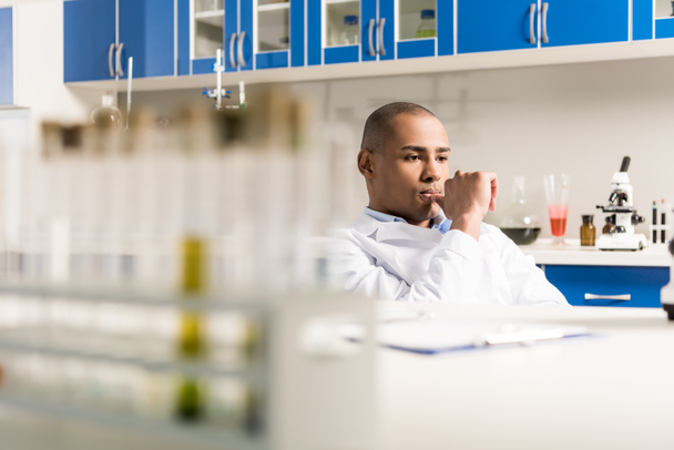 Cientista masculino em laboratório
 - Foto, Imagem