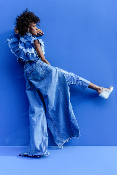 afro girl posing on blue - Foto, afbeelding
