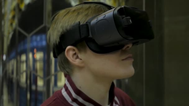 Jovem usando óculos de realidade virtual. Conceito de tecnologia, jogos e entretenimento. Jovem de óculos 3d. Jovem com óculos de realidade virtual
 - Filmagem, Vídeo