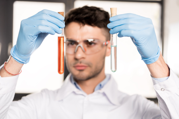 cientista examinando tubos de ensaio
 - Foto, Imagem