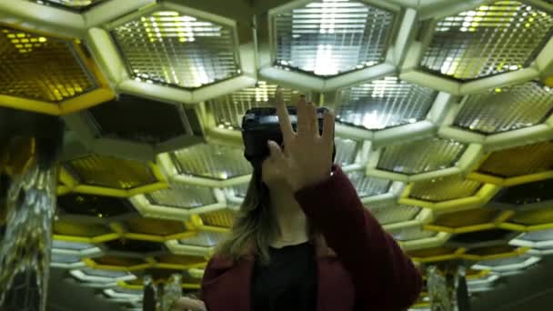 Виртуальная реальность, 3D-технологии, киберпространство, наука и люди - счастливая молодая женщина в 3D-очках. Молодая женщина в очках виртуальной реальности на абстрактном фоне
 - Кадры, видео