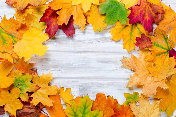 Coloridas hojas de arce de otoño en la mesa de madera
  - Foto, Imagen