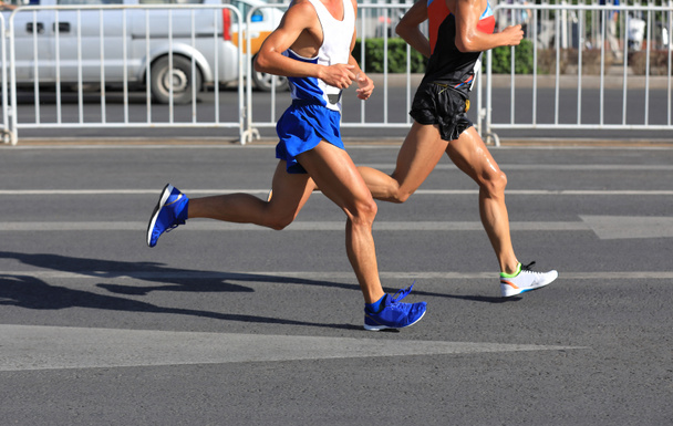 Maraton futók a városi úton - Fotó, kép