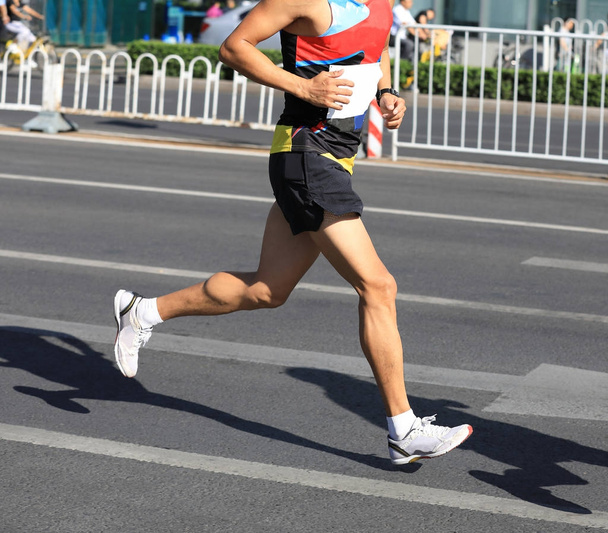 Marathon coureur sur la route
 - Photo, image