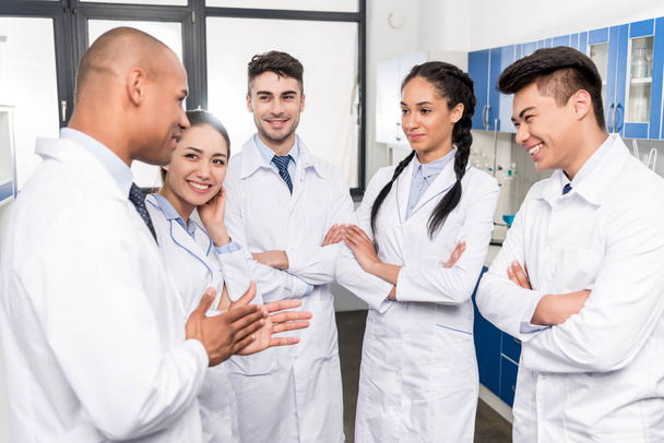 Junge Ärzte diskutieren über Arbeit  - Foto, Bild