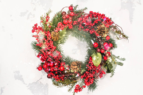 Christmas wreath on wooden door - Foto, Imagem