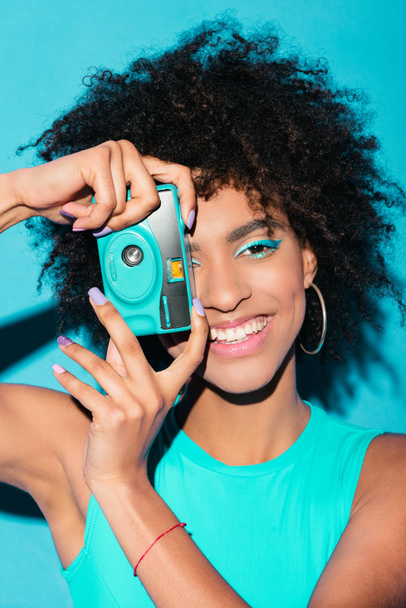afro girl with photo camera - Foto, afbeelding