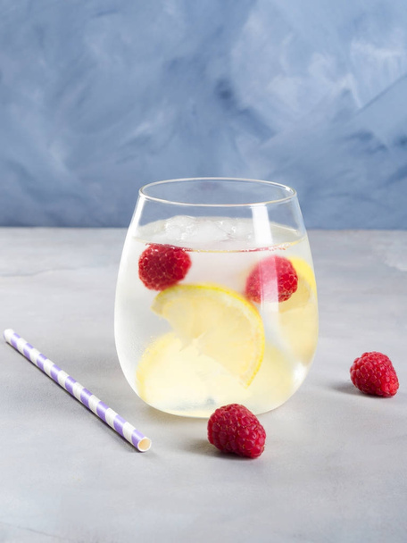 Bebida com framboesas e limão, gelo
 - Foto, Imagem