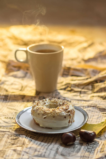 Hot drink and dessert on white plate - Fotografie, Obrázek