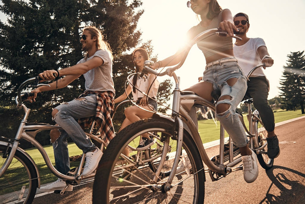 friends riding tandem bicycles - Foto, Bild